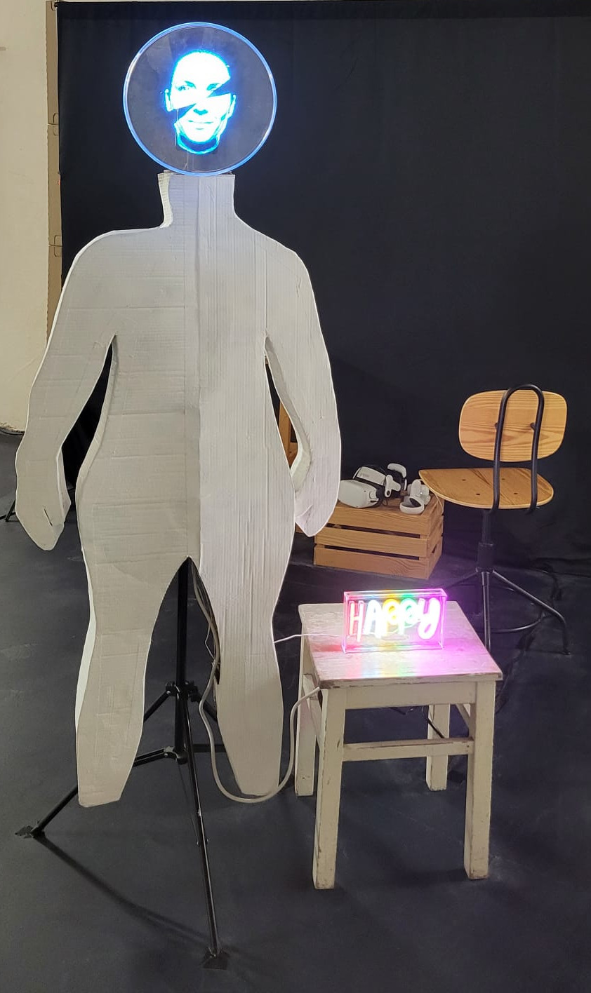Installation mit Silhouette, holografischem Gesicht, Projektion und VR-Station